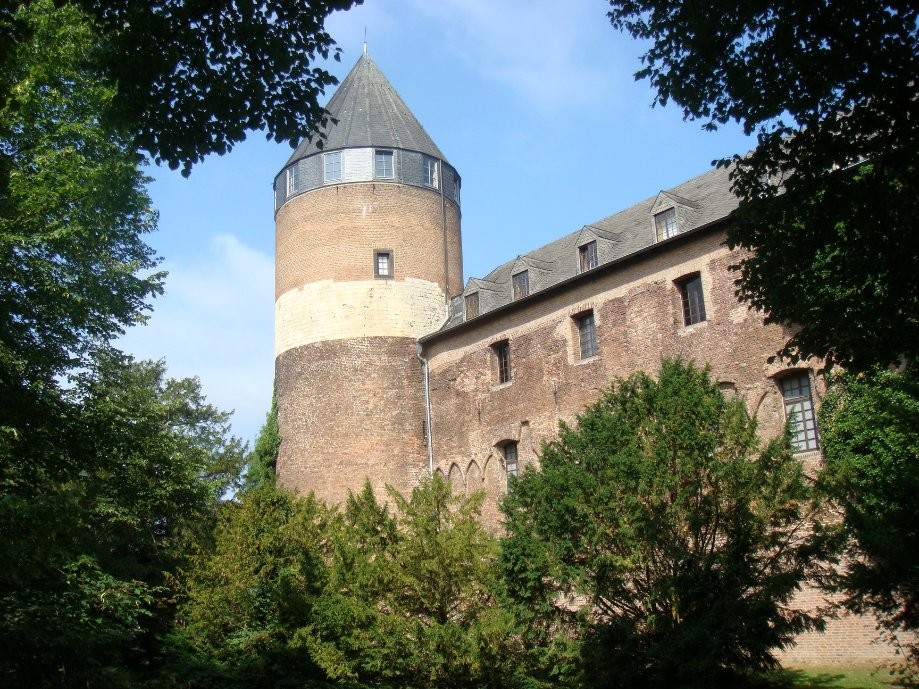 Trip photo #21/25 Und schon in Brüggen mit seiner alten Burg angekommen