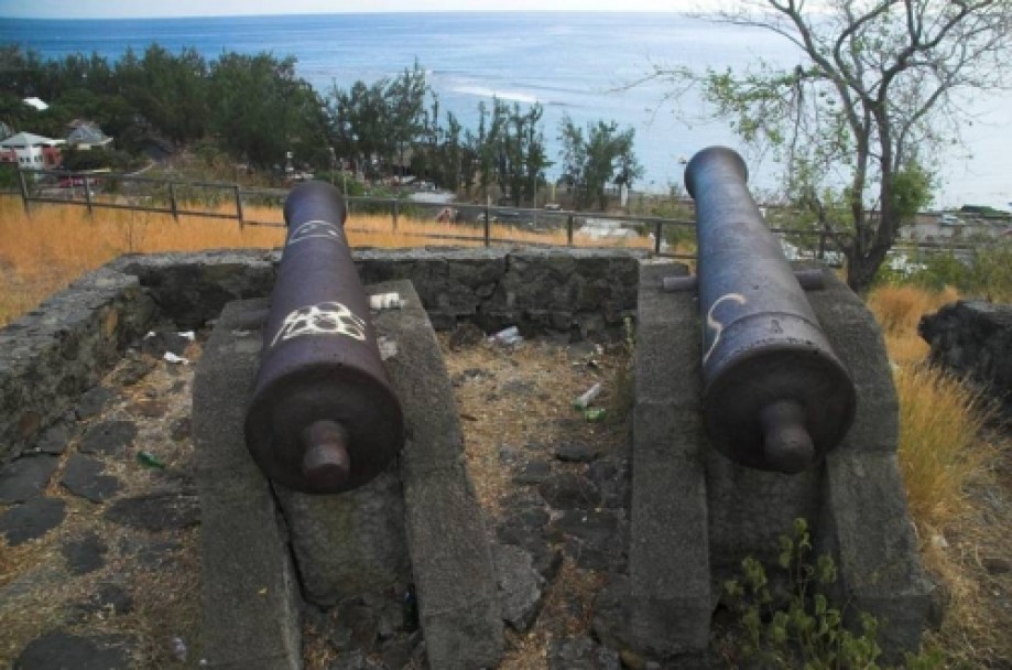 Trip photo #24/25 Old cannons overlooking Saint-Leu