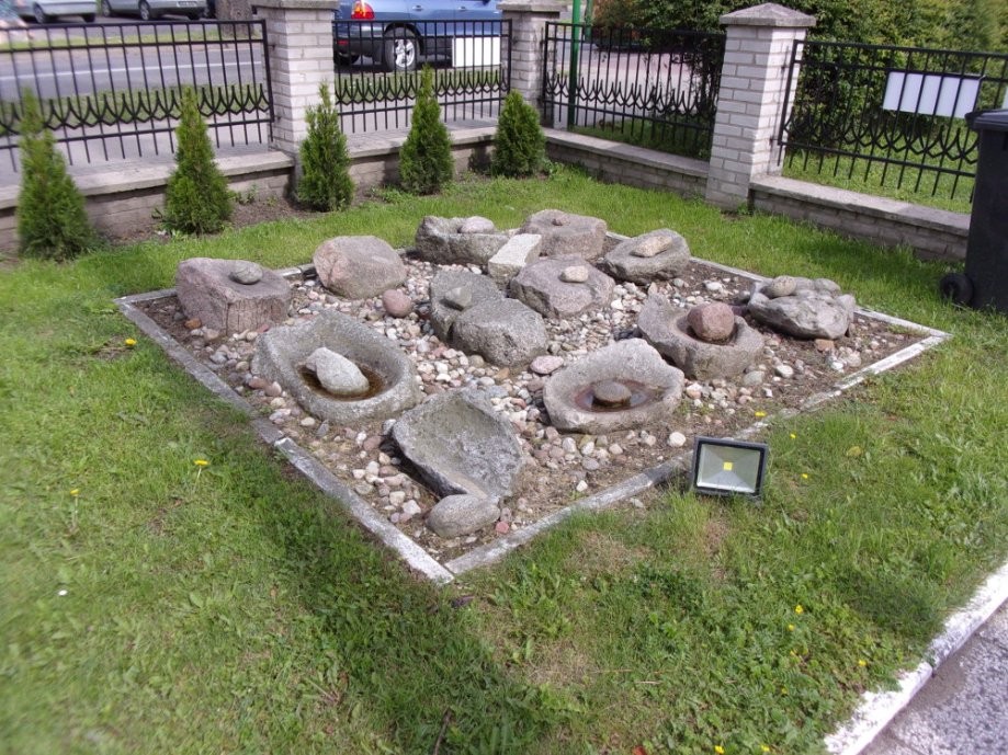 Trip photo #4/18 Ładne kamienie przed Muzeum Kaszubskim w Kartuzach