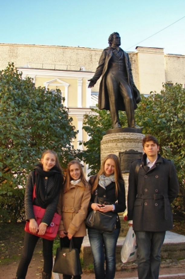 участники проекта у памятника А.С.Пушкину