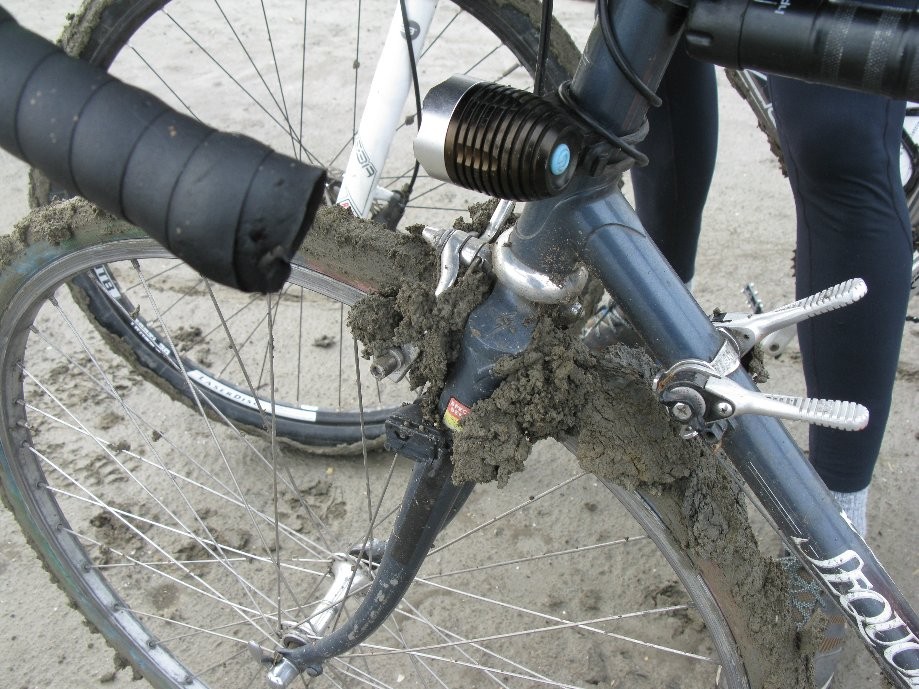 Trip photo #6/11 A little mud buildup - why MTBs have more clearance